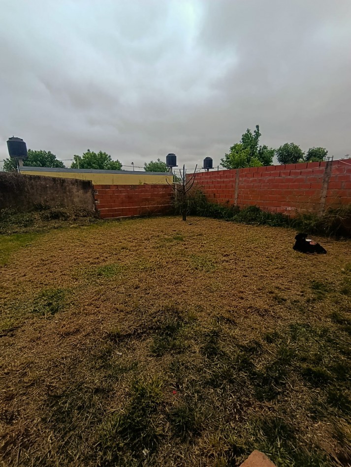 En venta casa en calle principal de Colonia Avellaneda con terreno 2 dormitorios 