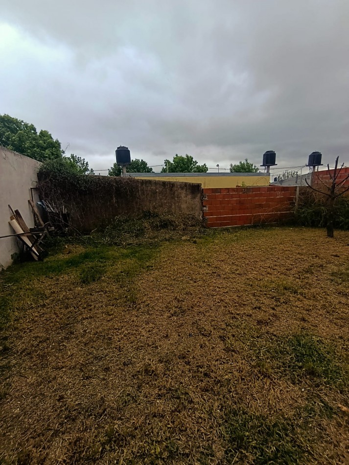 En venta casa en calle principal de Colonia Avellaneda con terreno 2 dormitorios 