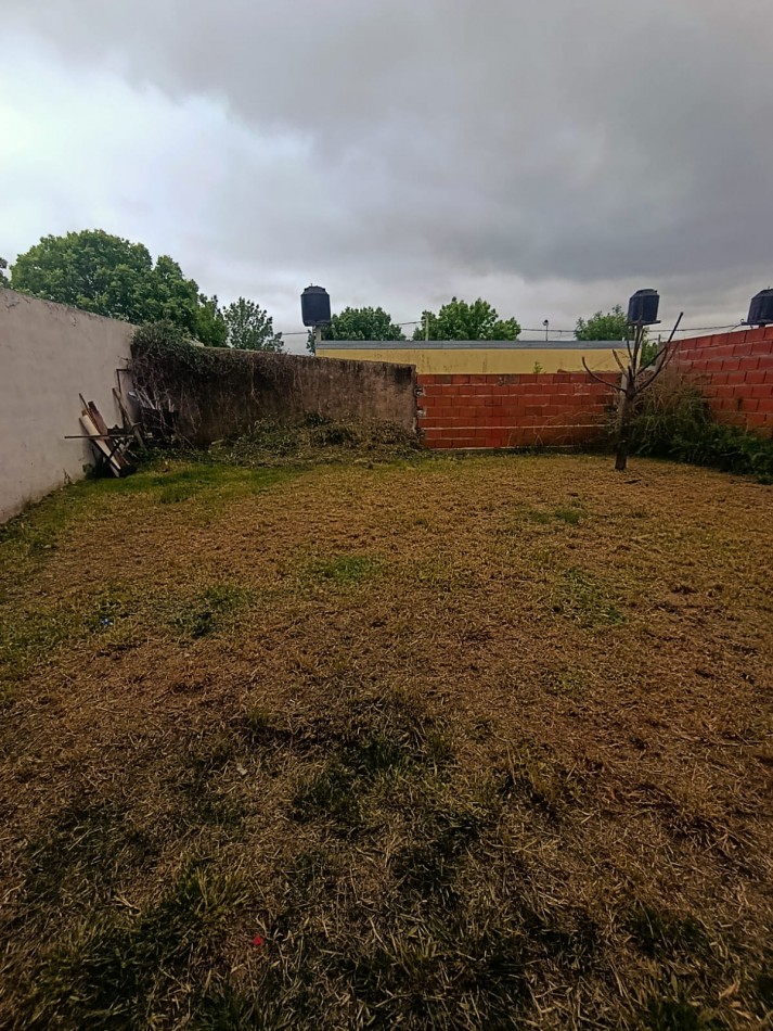 En venta casa en calle principal de Colonia Avellaneda con terreno 2 dormitorios 