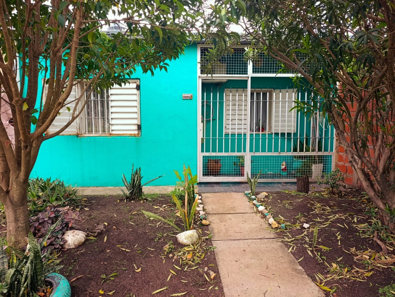 En venta casa en calle principal de Colonia Avellaneda con terreno 2 dormitorios 