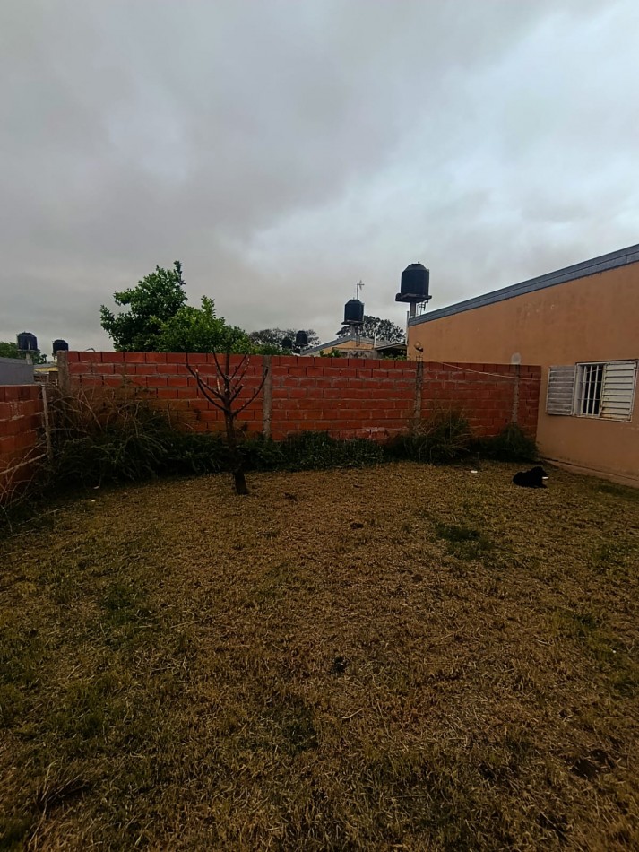 En venta casa en calle principal de Colonia Avellaneda con terreno 2 dormitorios 