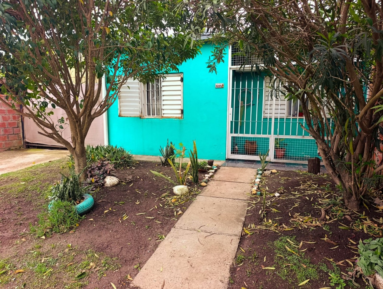 En venta casa en calle principal de Colonia Avellaneda con terreno 2 dormitorios 