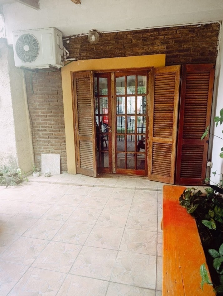 Se alquila casa 2 dormitorios con patio todos los servicios excelente ubicacion 