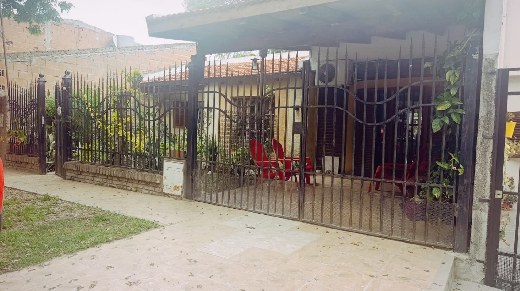 Se alquila casa 2 dormitorios con patio todos los servicios excelente ubicacion 