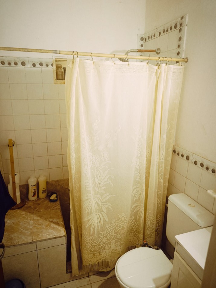 Se alquila casa 2 dormitorios con patio todos los servicios excelente ubicacion 