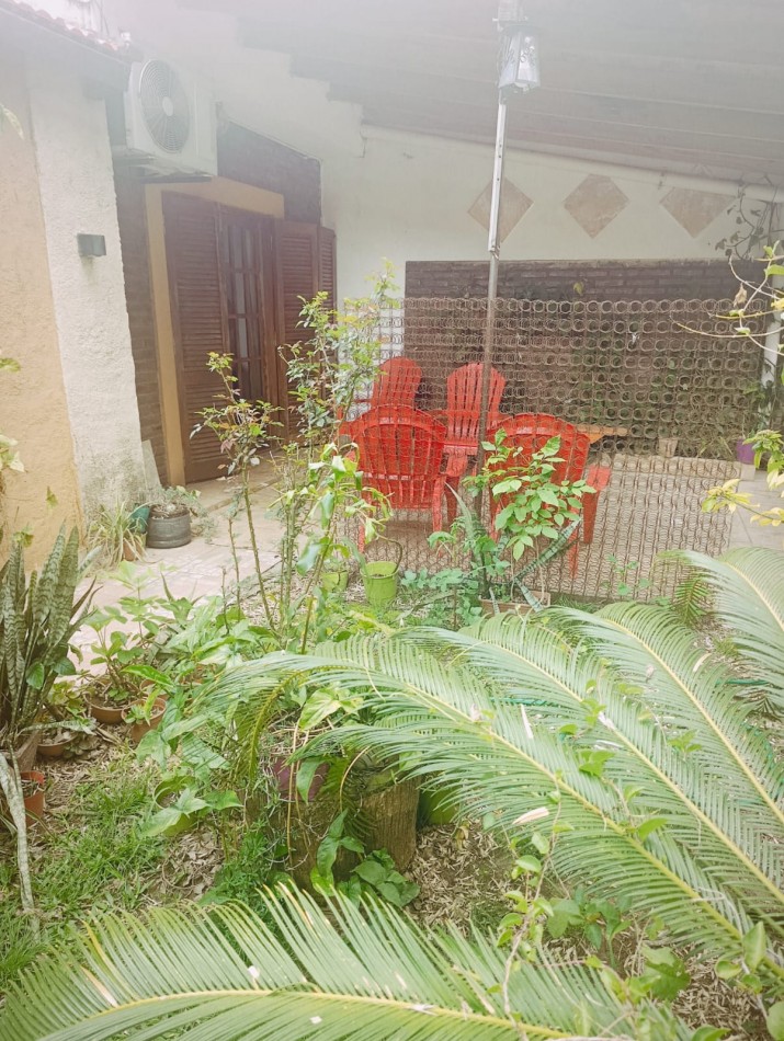 Se alquila casa 2 dormitorios con patio todos los servicios excelente ubicacion 
