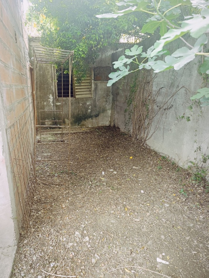Se alquila casa 2 dormitorios con patio todos los servicios excelente ubicacion 