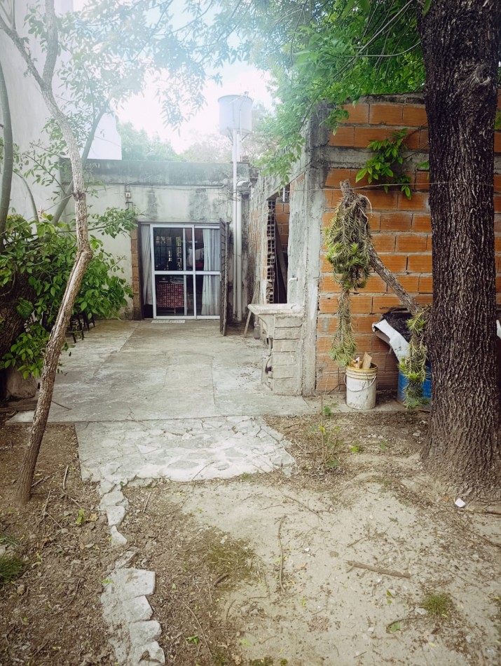 Se alquila casa 2 dormitorios con patio todos los servicios excelente ubicacion 