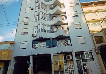 Se alquila departamento 2 dormitorios con cochera zona centro a 1 cuadra de peatonal