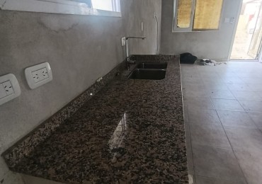 Se alquila casa a estrenar  2 dormitorios con fondo zona Toma Nueva calle Bigua 3496