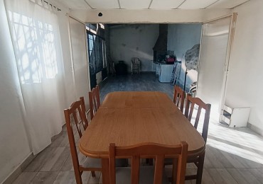 En venta hermosa casa 3 dormitorios con local comercial zona barrio Vairetti 