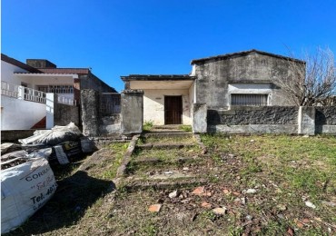 En venta terreno con casa a reciclar sobre avenida Almafuerte
