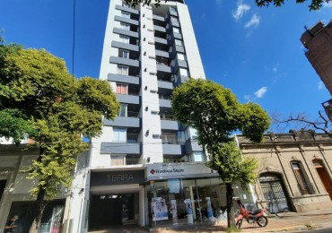 En alquiler departamento planta bajo con patio y cochera centro 